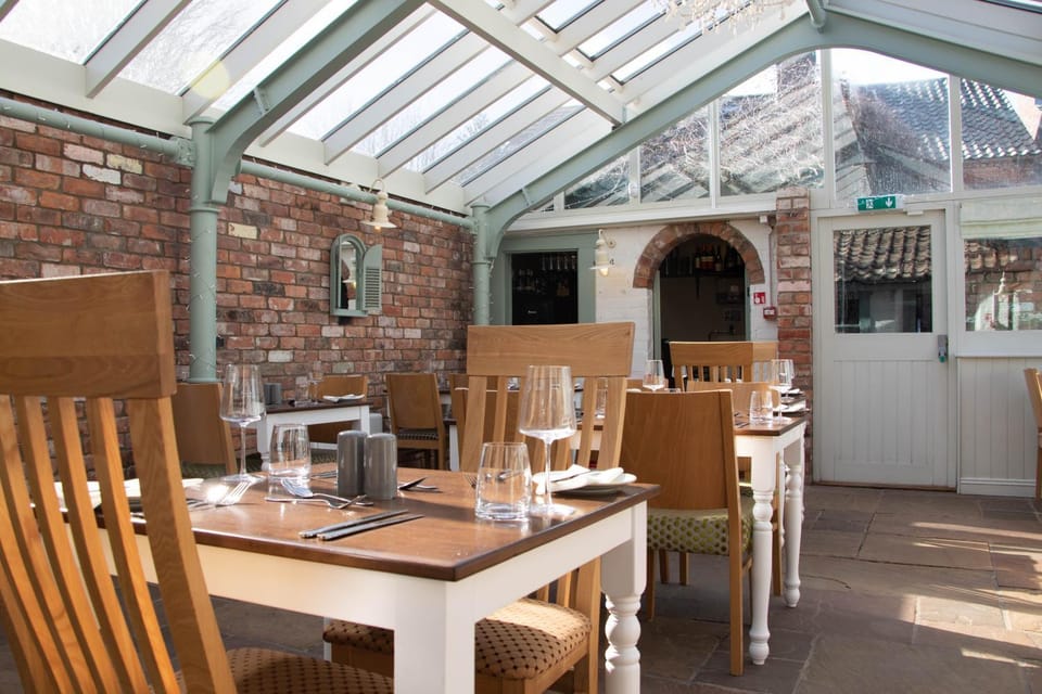 Restaurant/places to eat, Day, Banquet/Function facilities, Seating area, Dining area