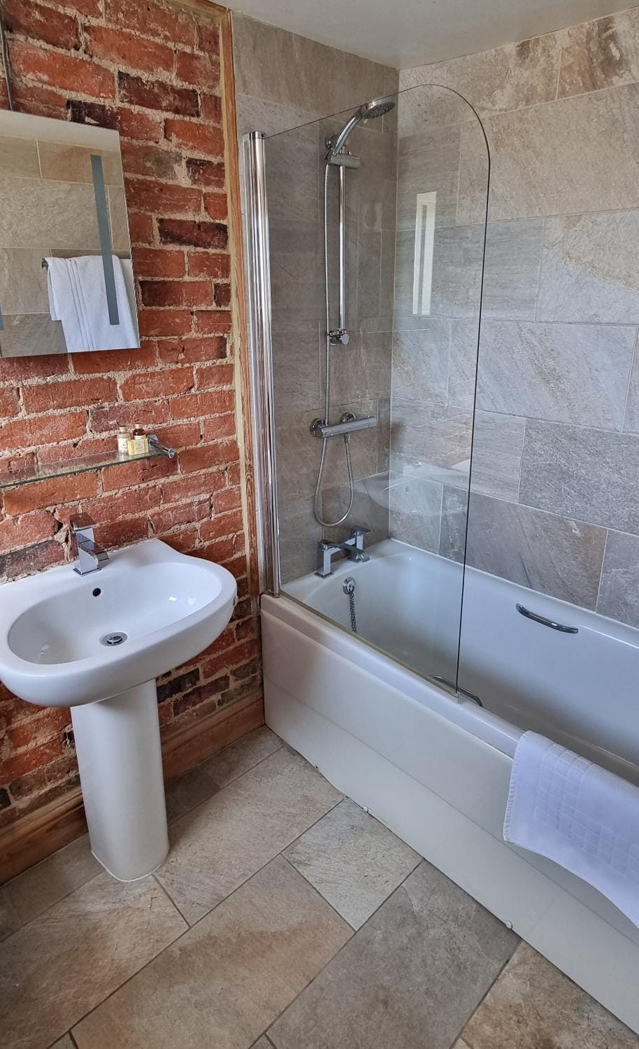 Shower, Toilet, Bathroom, Bath, towels