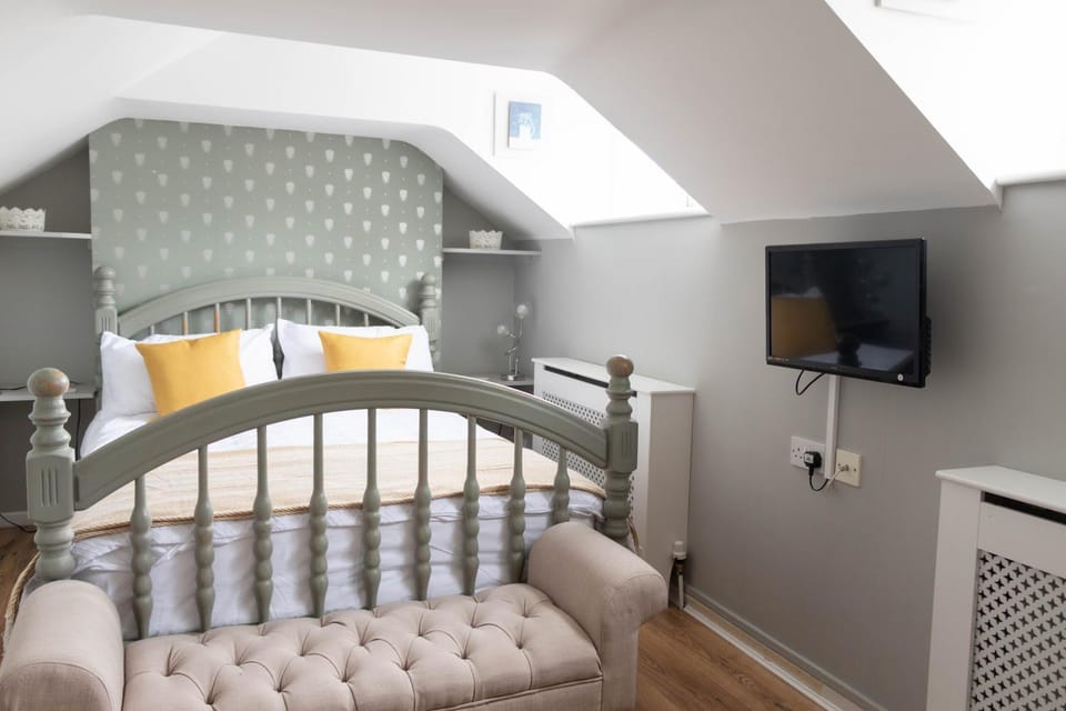 Bed, TV and multimedia, Bedroom