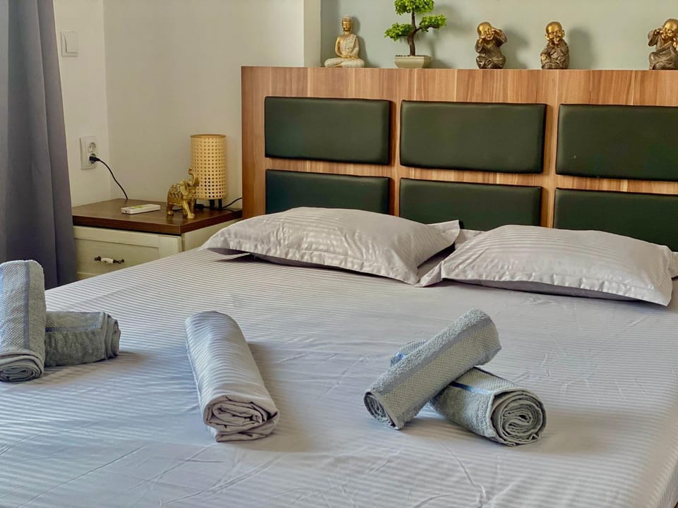 Bed, Bedroom, towels