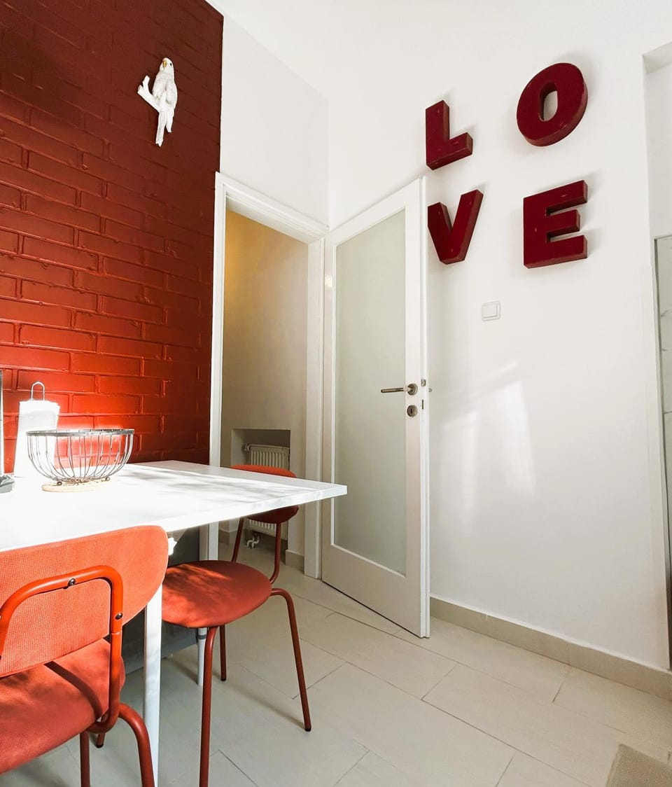 Photo of the whole room, Decorative detail, Seating area, Dining area, kitchen