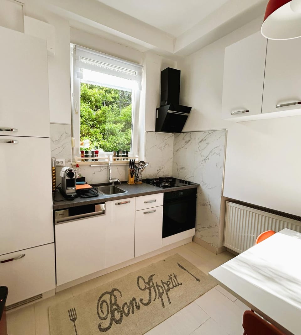 Photo of the whole room, Seating area, Garden view, dishwasher, oven, stove, kitchen