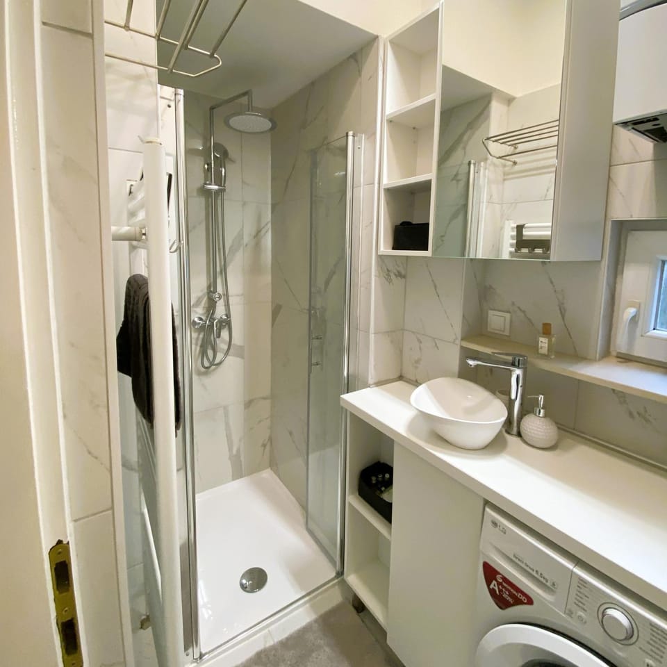 Shower, Bathroom, Photo of the whole room, towels