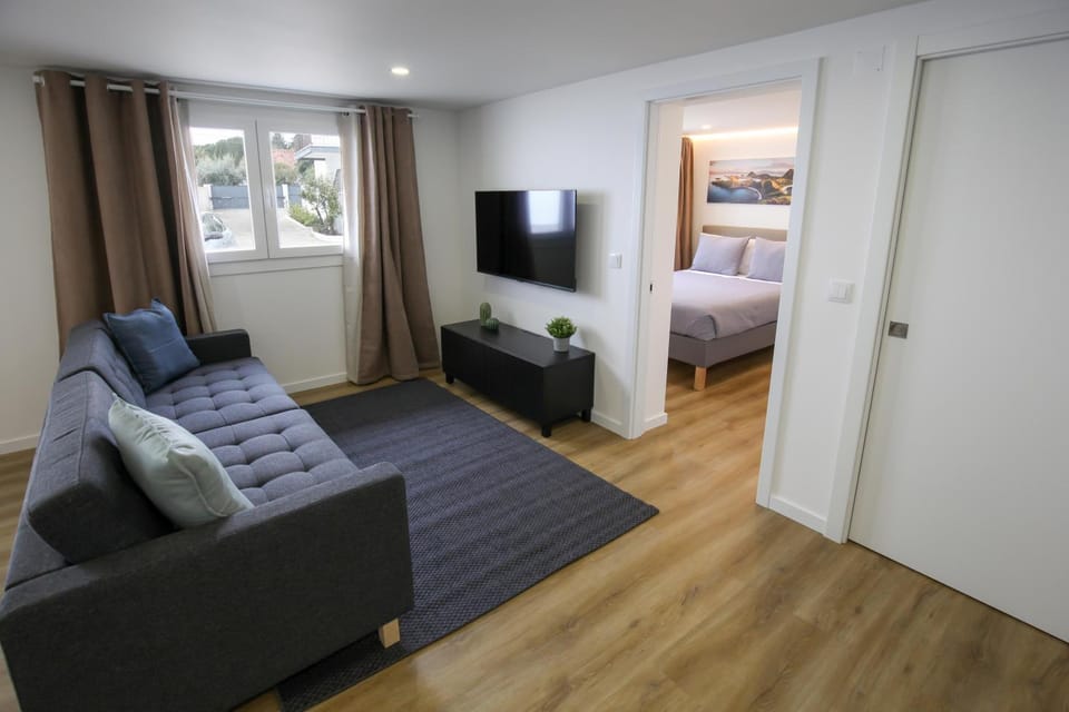 TV and multimedia, Living room, Photo of the whole room, Seating area, Evening entertainment, Bedroom