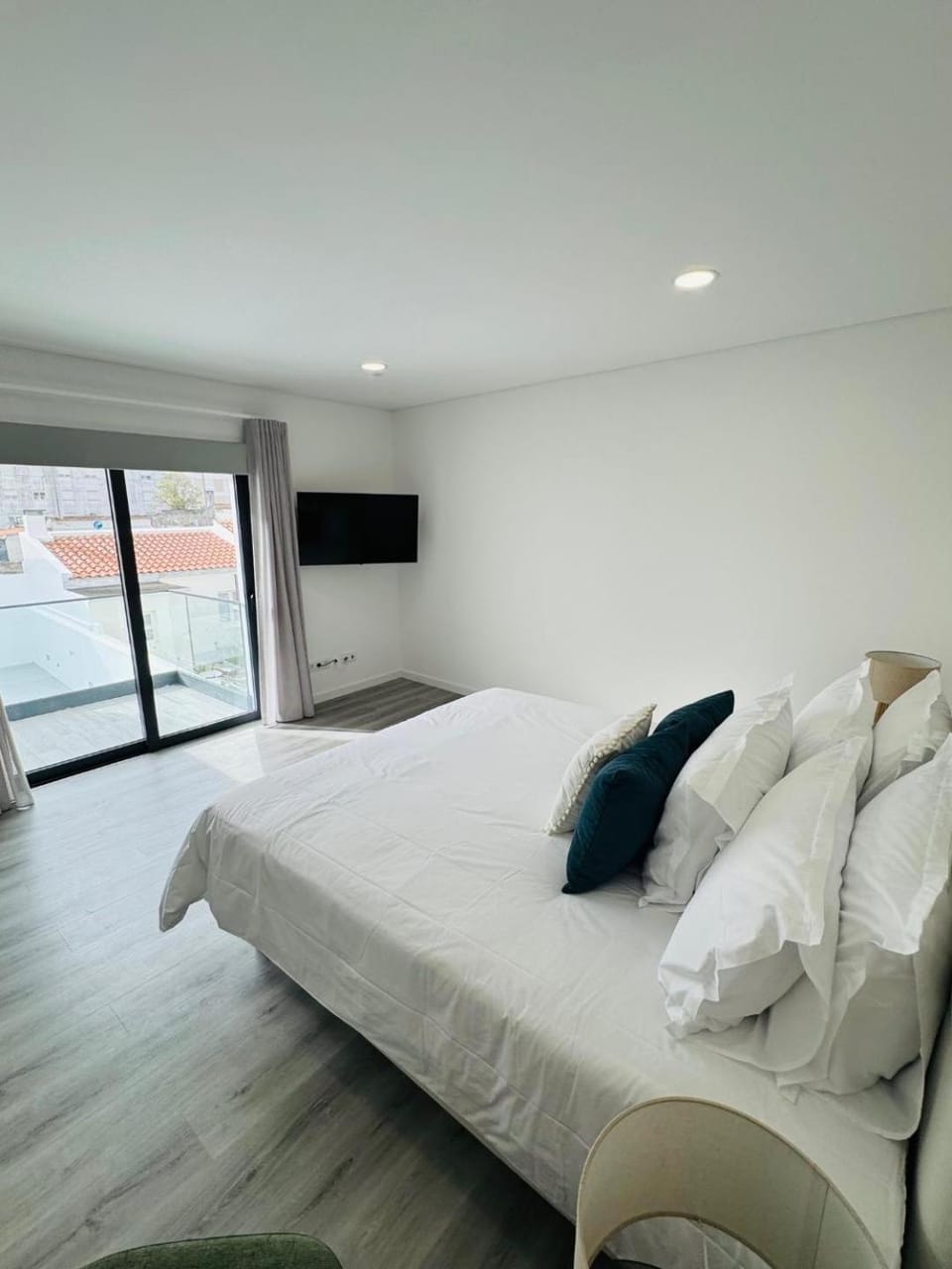 Bed, TV and multimedia, Bedroom