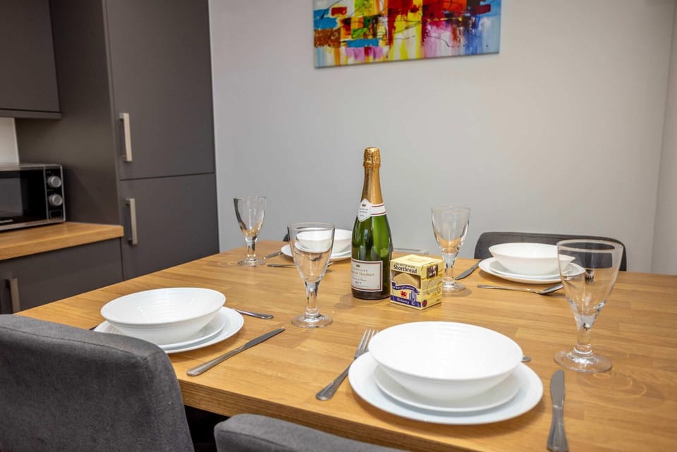 Kitchen or kitchenette, Food and drinks, Dining area, Drinks