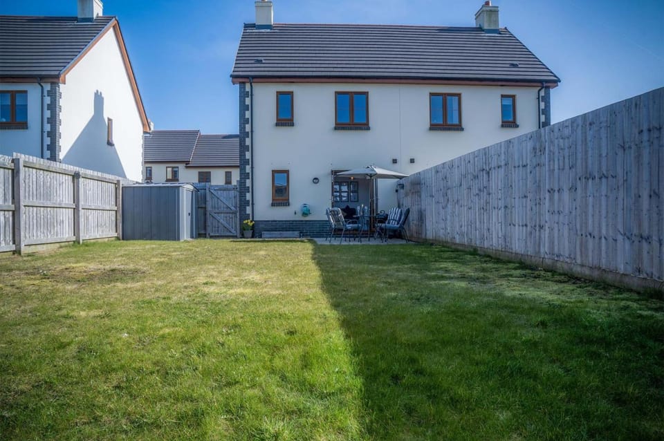 Property building, Spring, Day, Garden