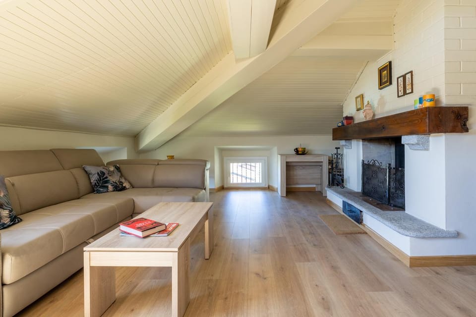 Communal lounge/ TV room, TV and multimedia, Living room, Seating area, Evening entertainment