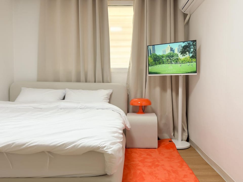 Bed, TV and multimedia, Photo of the whole room, Bedroom
