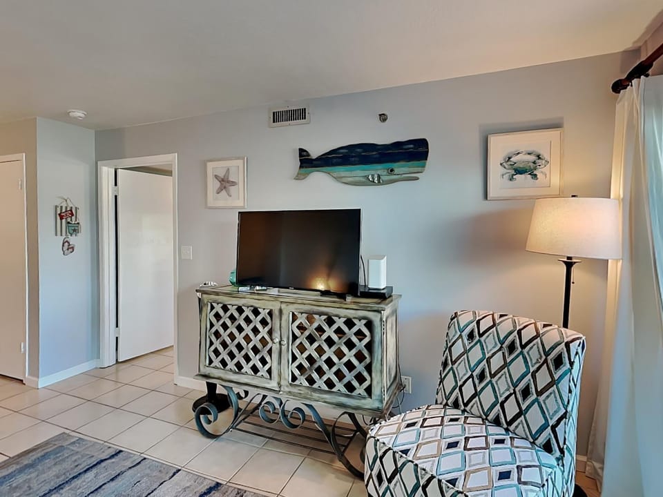TV and multimedia, Living room, Seating area, furniture, air conditioner