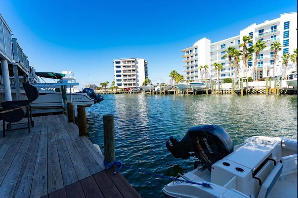 Canal Place 6 Harbor views with access to boat slip House in Destin