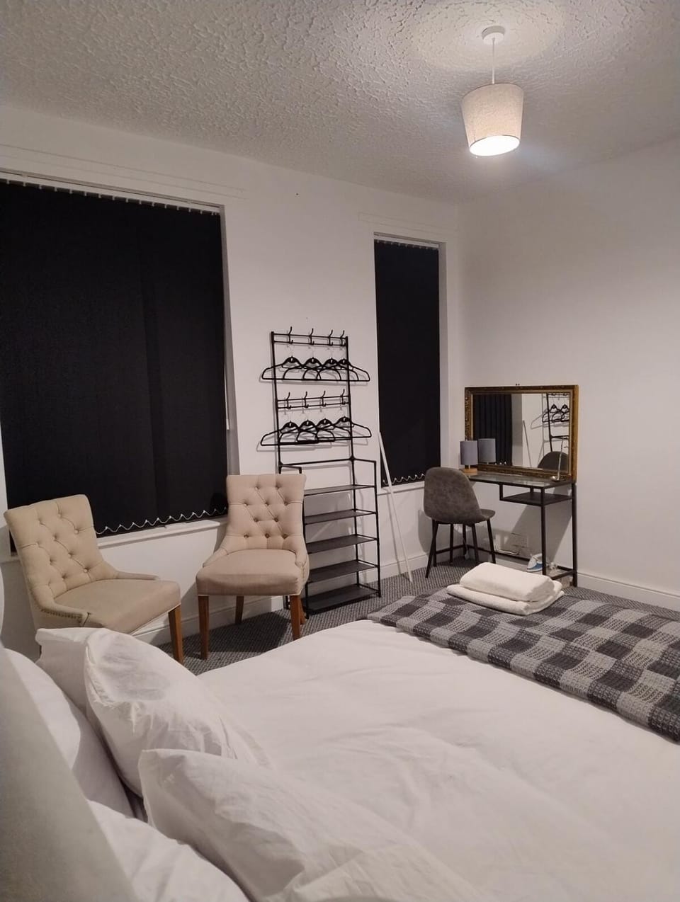 Bed, Bedroom, hair dresser