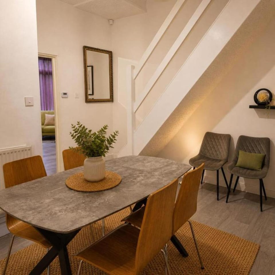 Seating area, Dining area