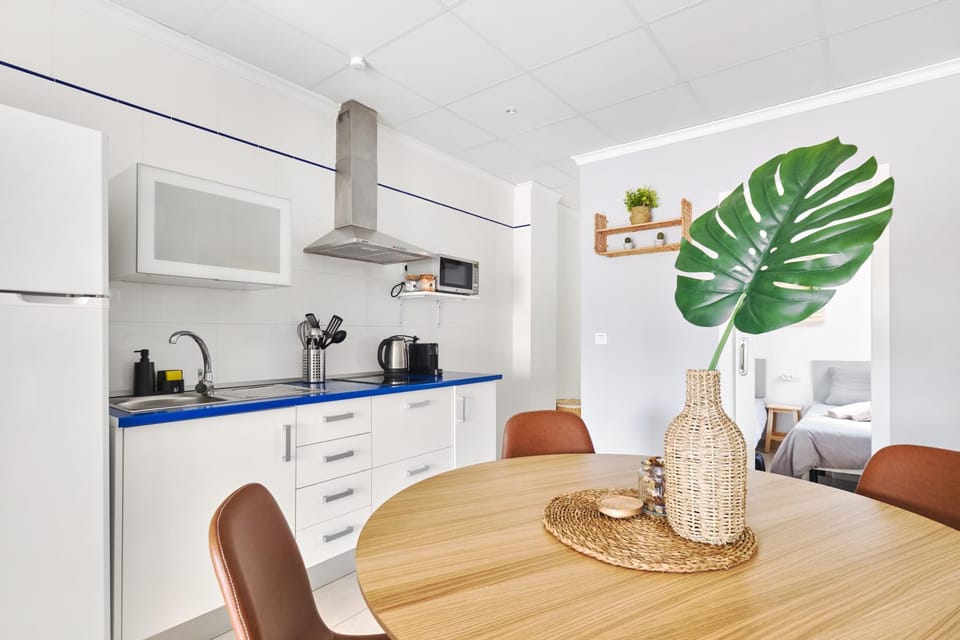 Coffee/tea facilities, Kitchen or kitchenette, Dining area, stove