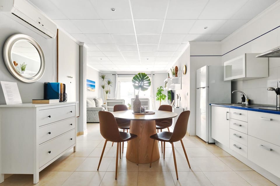 Kitchen or kitchenette, Dining area, oven, stove