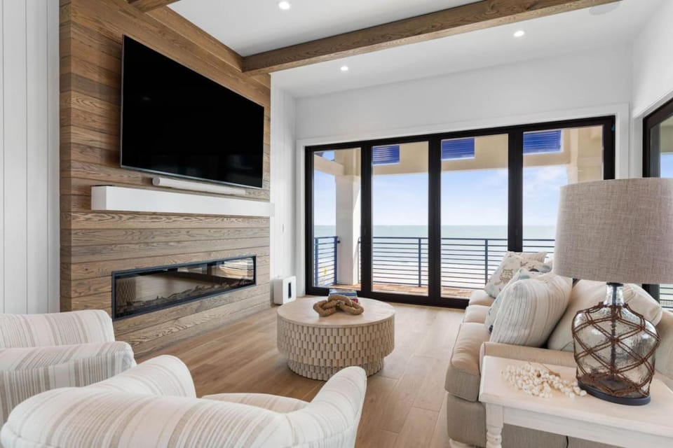 Seating area, Bedroom, fireplace