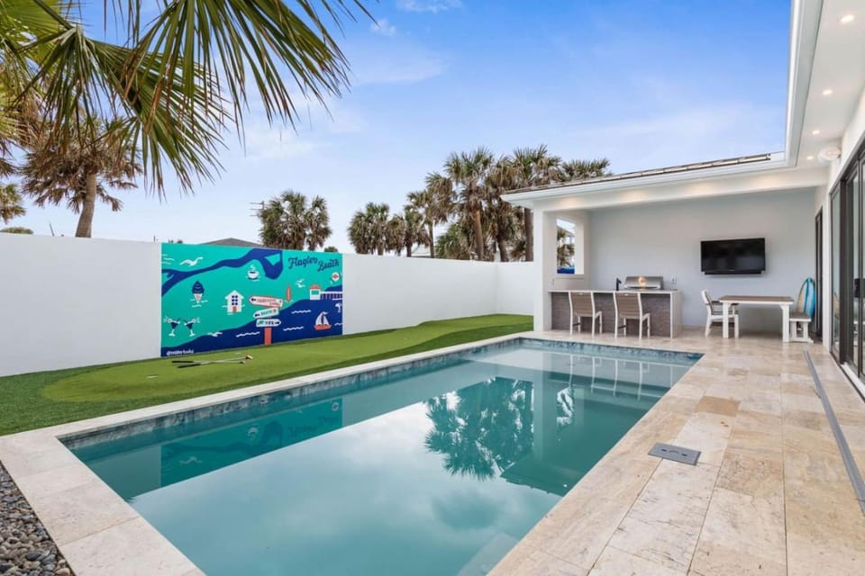 Property building, Patio, Pool view, Swimming pool, sunbed