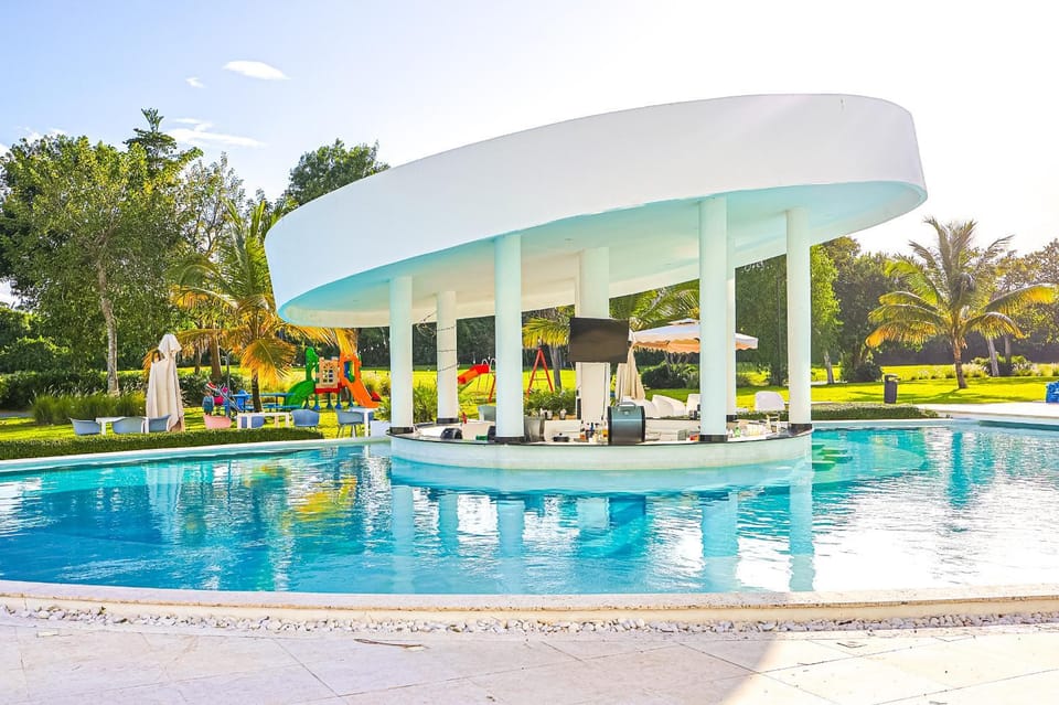 Swimming pool, minibar