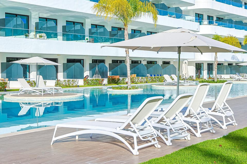 Pool view, Swimming pool, sunbed