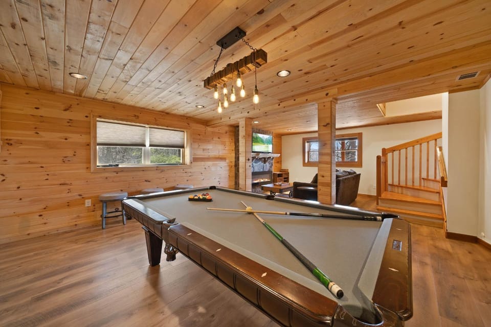 Lazy Oaks Lodge House in Brushy Fork