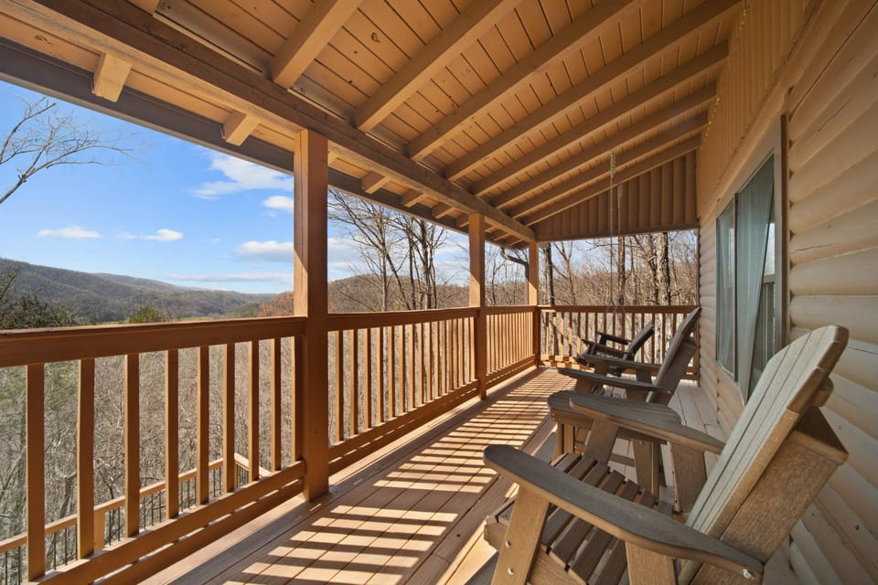Lazy Oaks Lodge House in Brushy Fork
