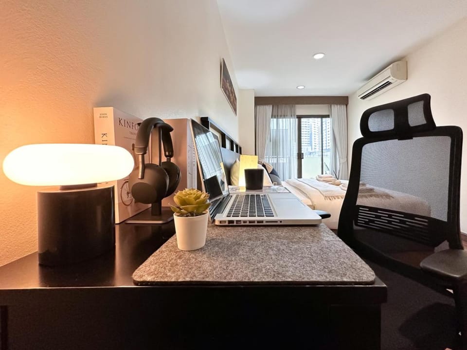 Vibrant Modern 57 SQM - Ultra Fast WiFi - BTS Thonglor Apartment in Bangkok