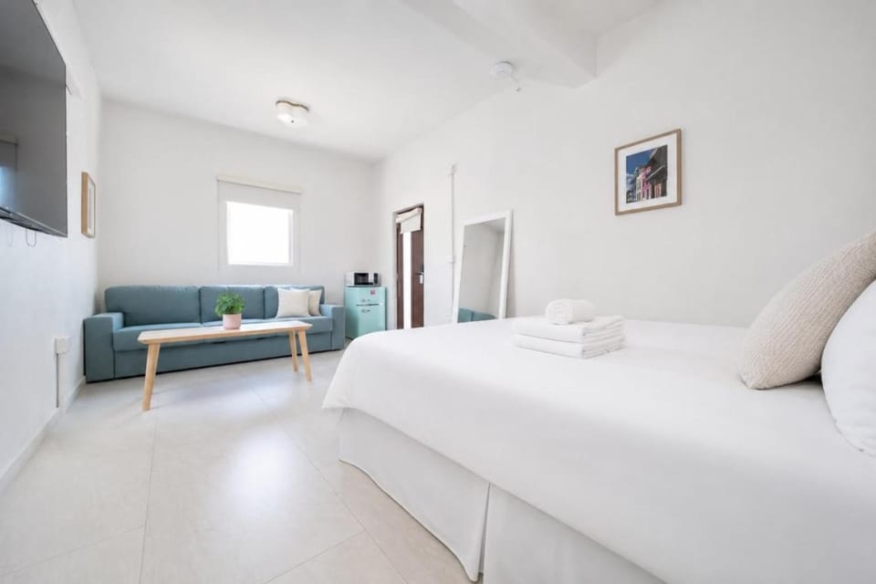 Bed, TV and multimedia, Seating area, Bedroom