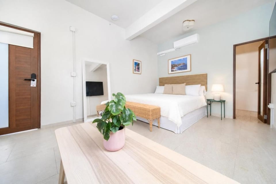Bed, TV and multimedia, Photo of the whole room, Bedroom, air conditioner