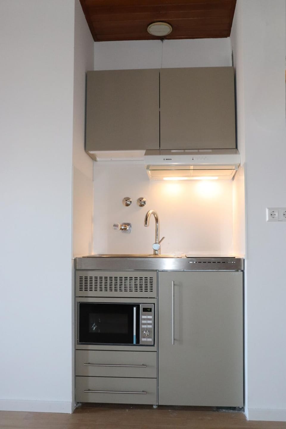 Kitchen or kitchenette, oven, stove