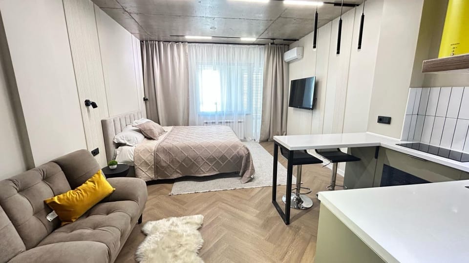 Bed, TV and multimedia, Living room, Photo of the whole room, Seating area, Bedroom