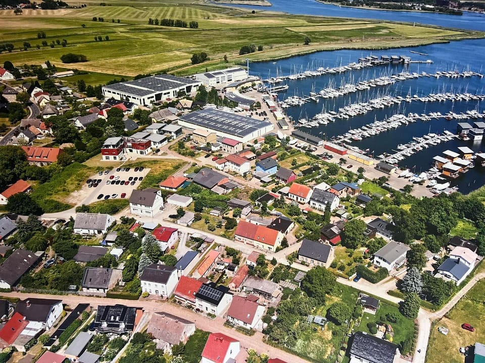 Neighbourhood, Bird's eye view, Location