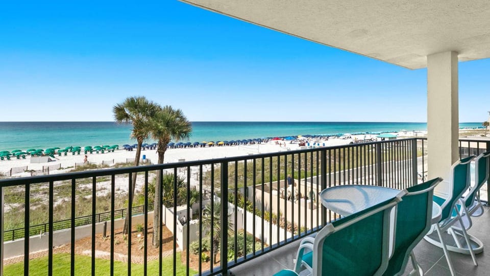 Emerald Towes 306 Beach Front 3rd Floor Condo House in Destin