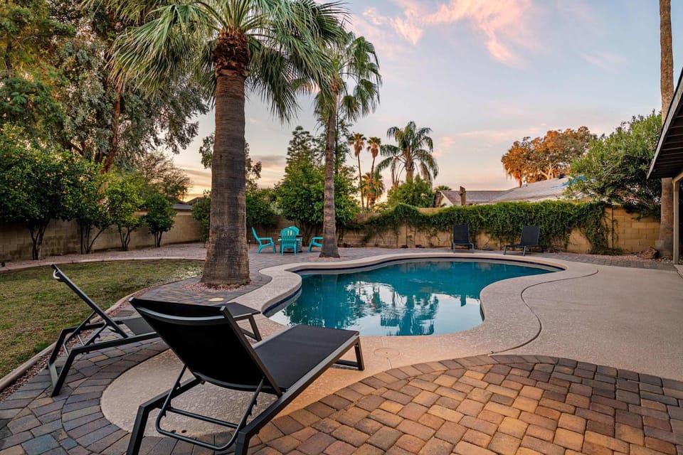Art Deco Oasis - Vintage Charm Pool Firepit BBQ House in Phoenix