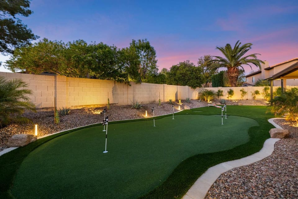 Backyard Bliss - Firepit Putt Play Pool & Spa House in Phoenix