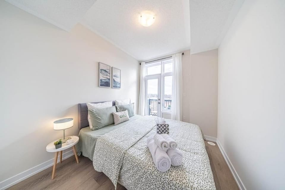 Entire home in Oakville, Canada House in Burlington