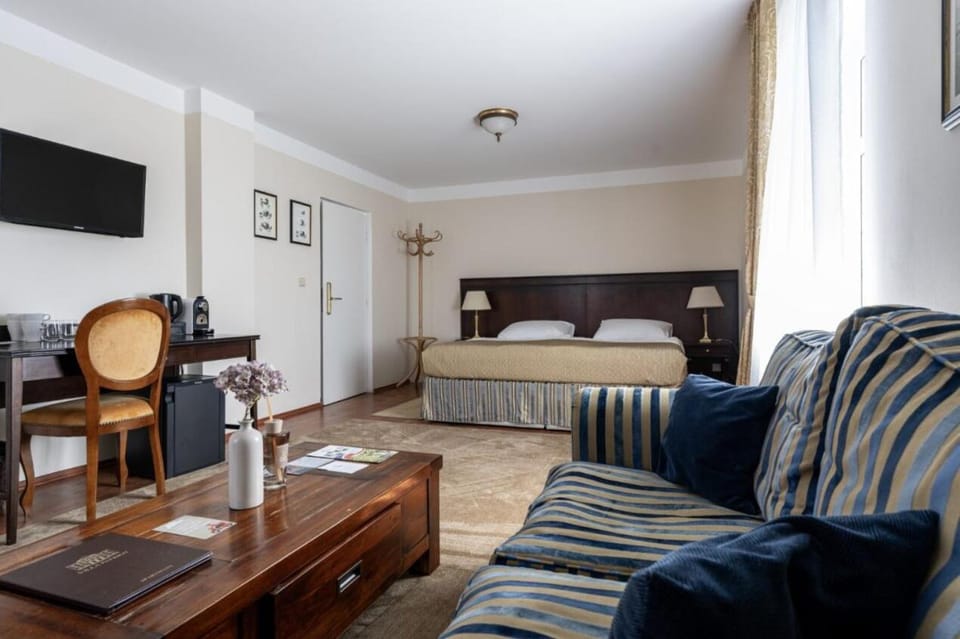 Bed, Living room, Photo of the whole room, Seating area, Bedroom