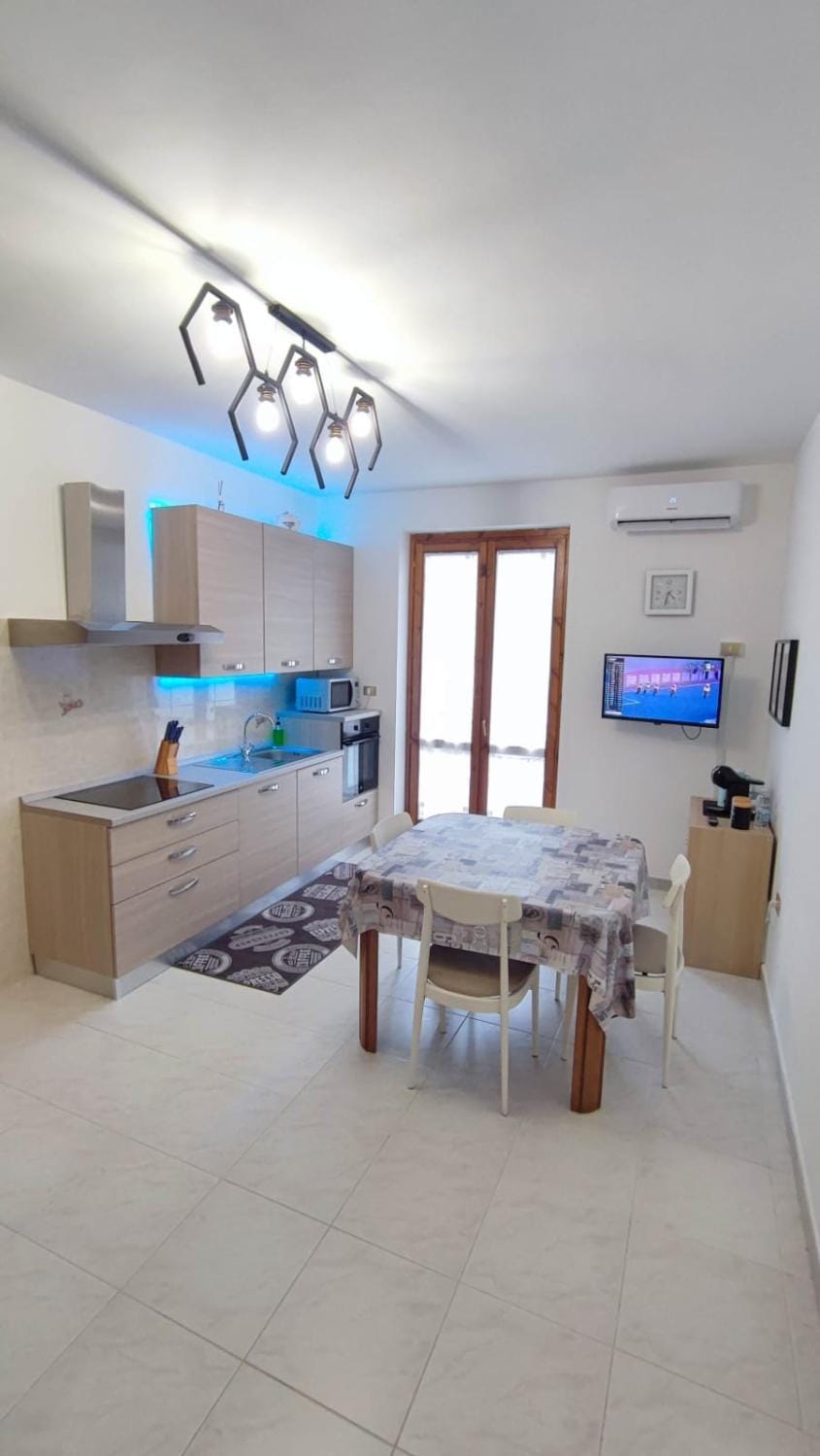 TV and multimedia, Kitchen or kitchenette, Dining area, oven, stove