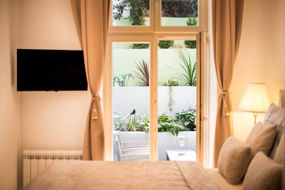 Bed, View (from property/room), Seating area, Garden view, Garden view