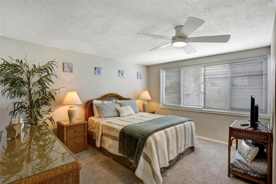 Close To Beach! 3 Bedroom 2 Bath House in Englewood