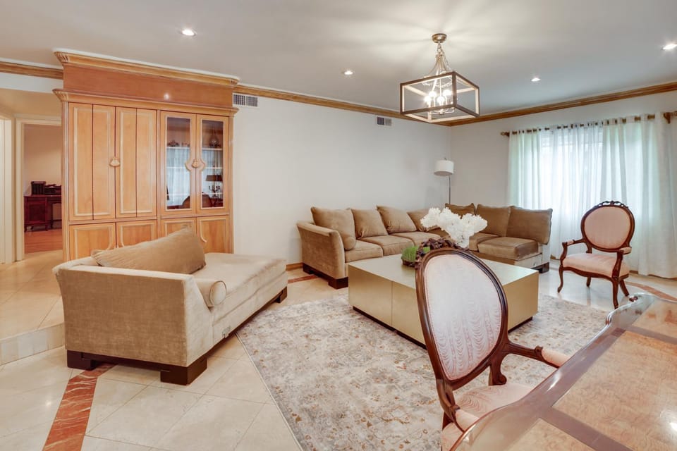 Poolside Relaxation: Luxe Encino Family Getaway! House in Sherman Oaks