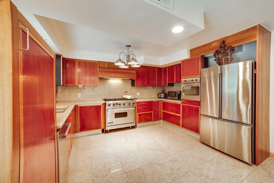 Poolside Relaxation: Luxe Encino Family Getaway! House in Sherman Oaks