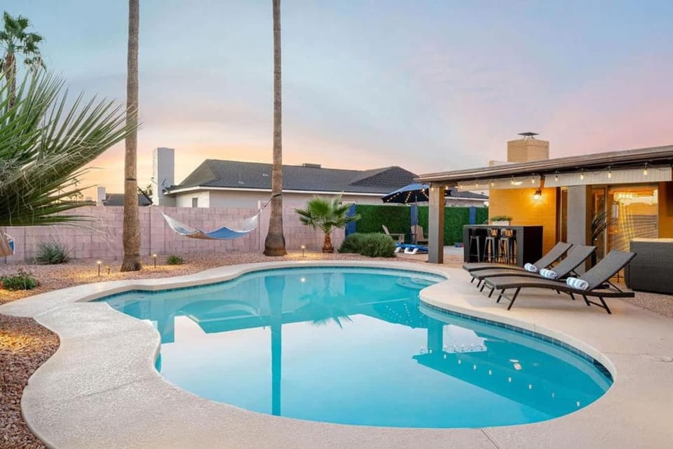 Blue Agave Home - Chic & Stylish with Pool Putt & Games House in Phoenix