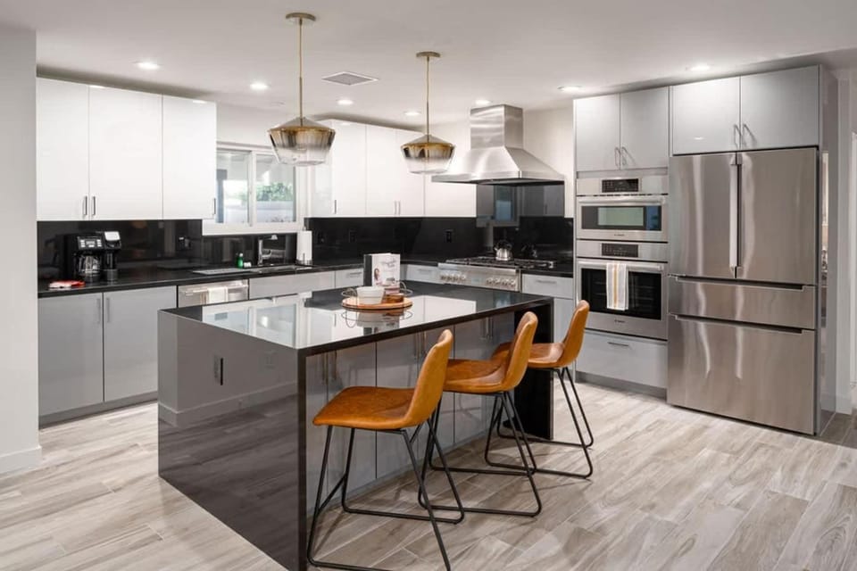 The Claremont - Chic Luxe Putting Green & Pool House in Phoenix