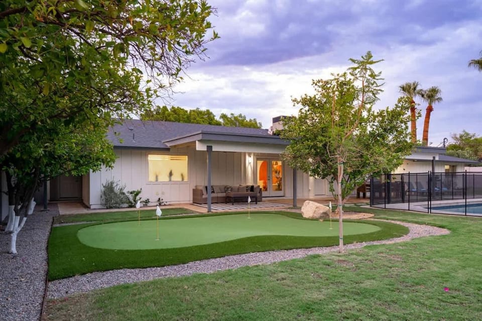 The Claremont - Chic Luxe Putting Green & Pool House in Phoenix