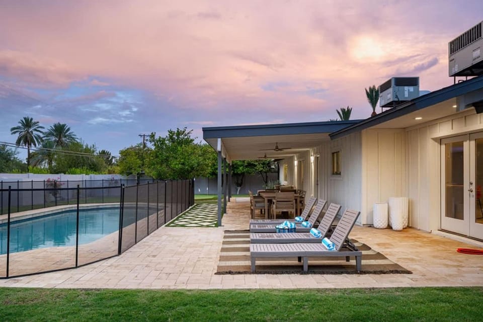 The Claremont - Chic Luxe Putting Green & Pool House in Phoenix