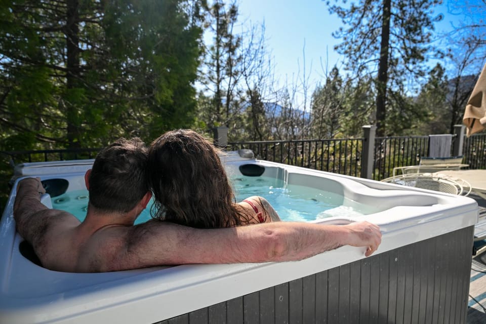 Hot Tub, Guests