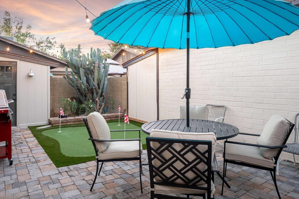 Casa Evergreen - Outdoor Grille Patio with Putt House in Mesa