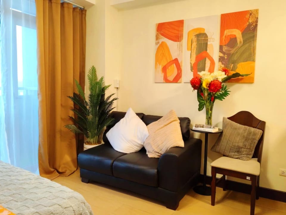 Bed, Seating area, Bedroom