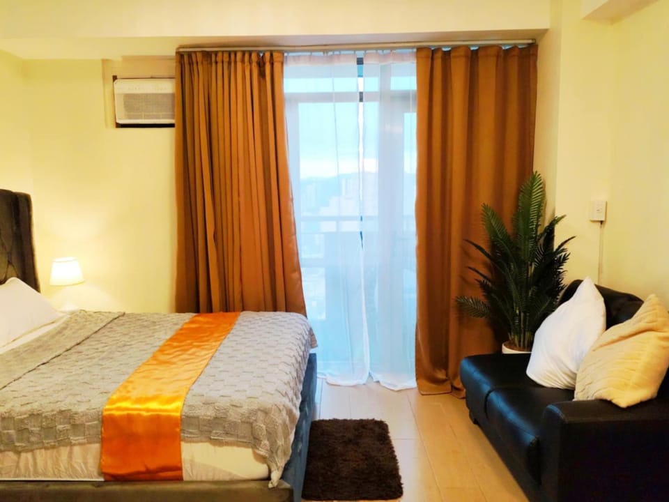 Bed, Photo of the whole room, Seating area, Bedroom, air conditioner