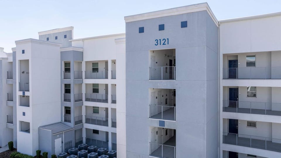 Gorgeous 2Bd Close to Disney at Storey Lake Resort House in Kissimmee